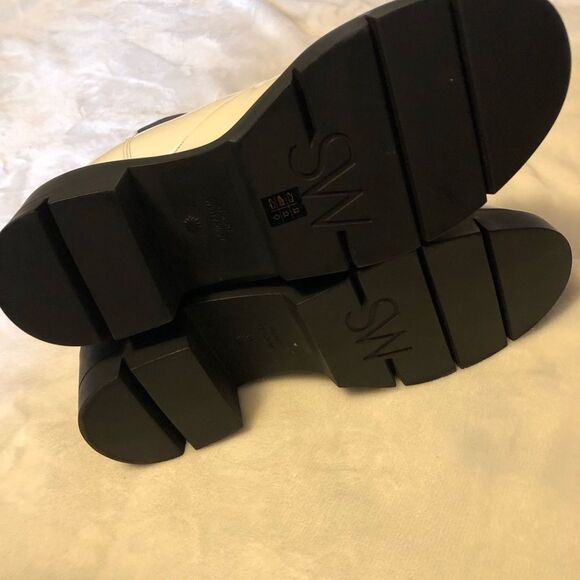 New Stuart Weitzman Norah Chelsea leather ankle Boot (Women), size 9c - Picture 6 of 14